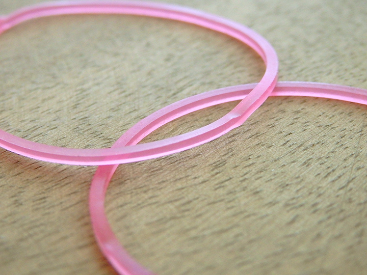 オーバンド ハローキティ缶 シリコーンバンド30g Ggs 040 Kt 宅急便配送